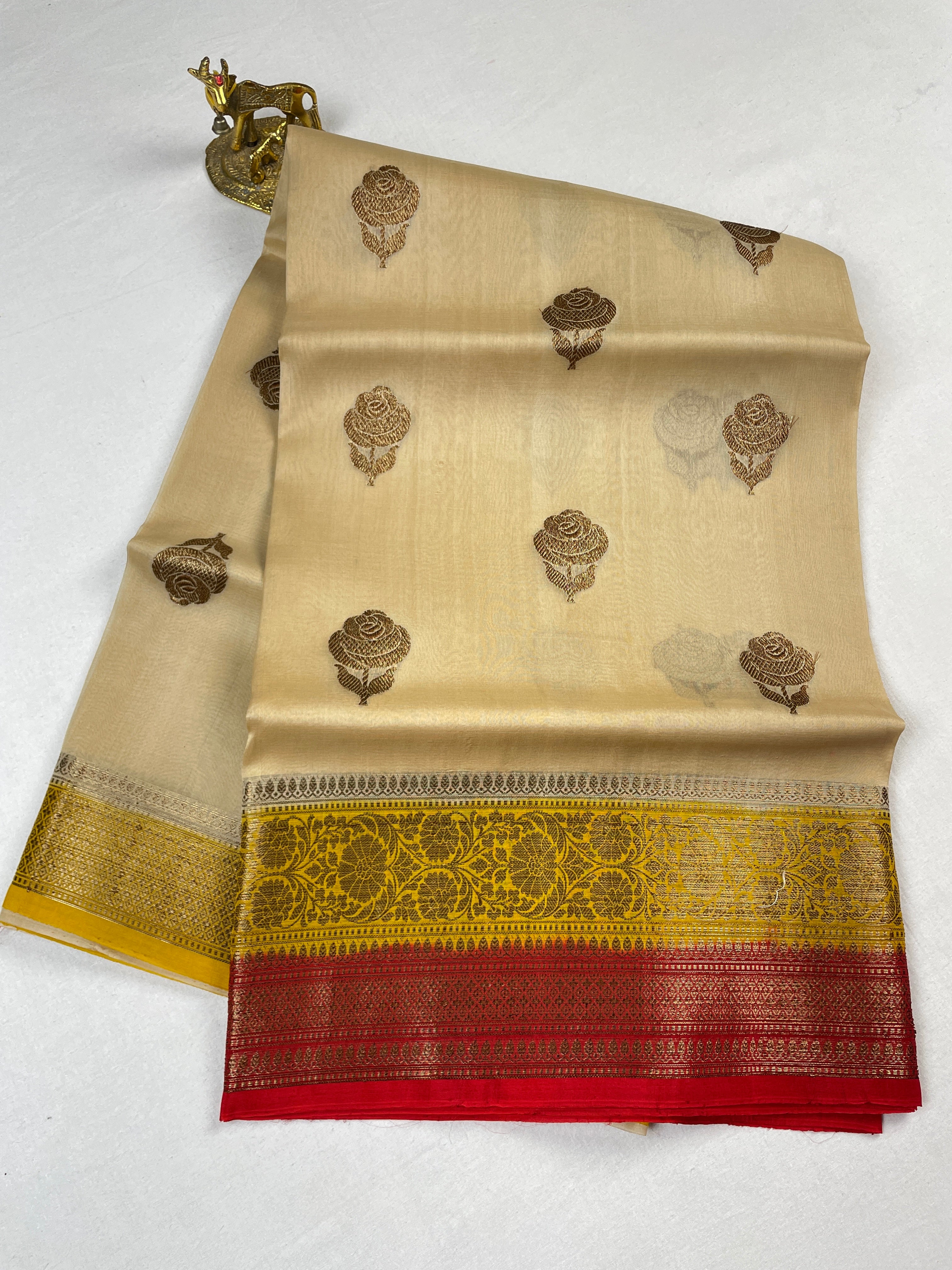 ✨ Pure Handloom Kora Silk 3D Saree ✨
A timeless blend of elegance, tradition & luxury 💚🌿