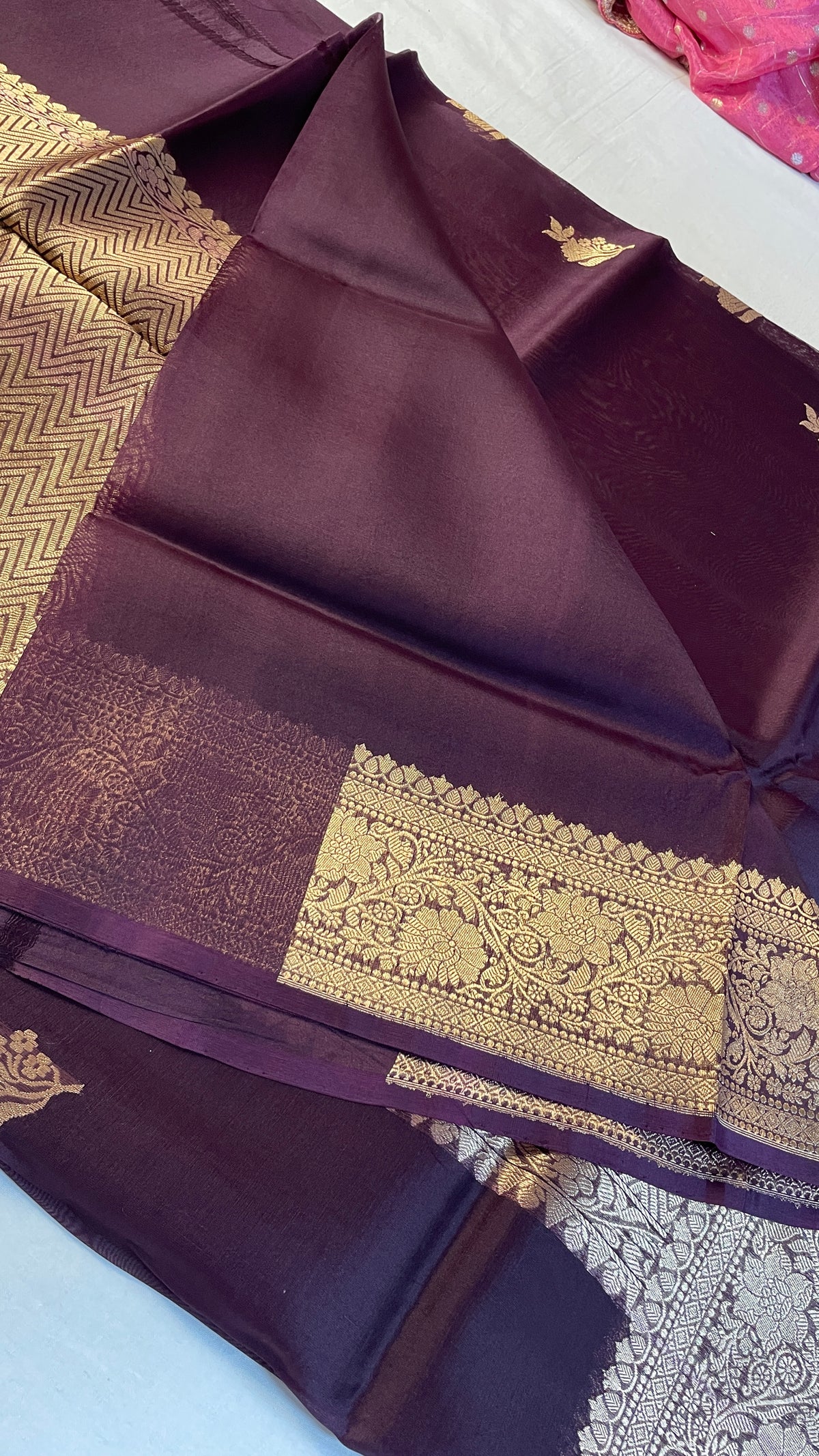 ✨ Pure Handloom Kora Silk Brown Saree ✨
A timeless blend of elegance, tradition & luxury 💚🌿