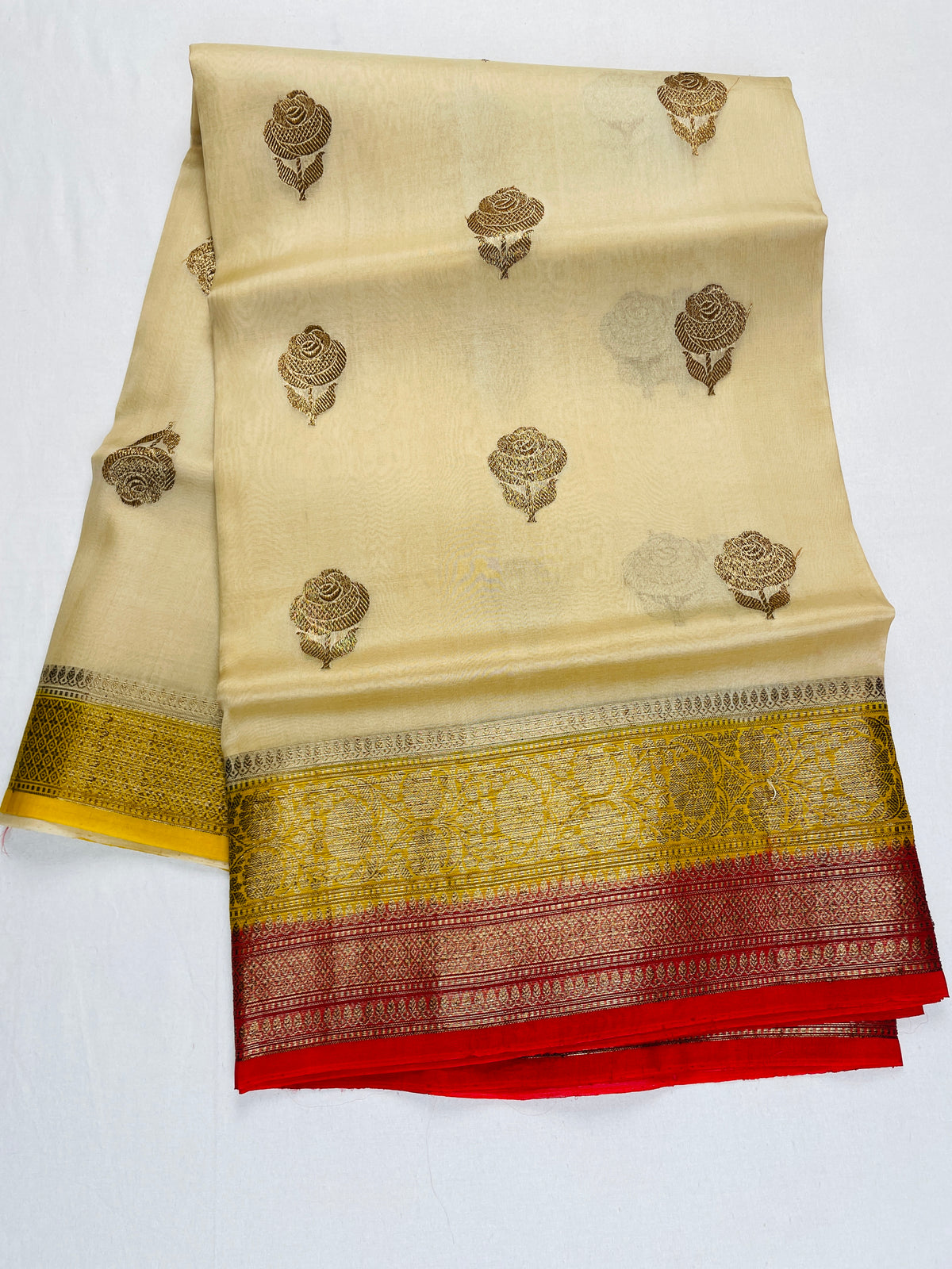 ✨ Pure Handloom Kora Silk 3D Saree ✨
A timeless blend of elegance, tradition & luxury 💚🌿