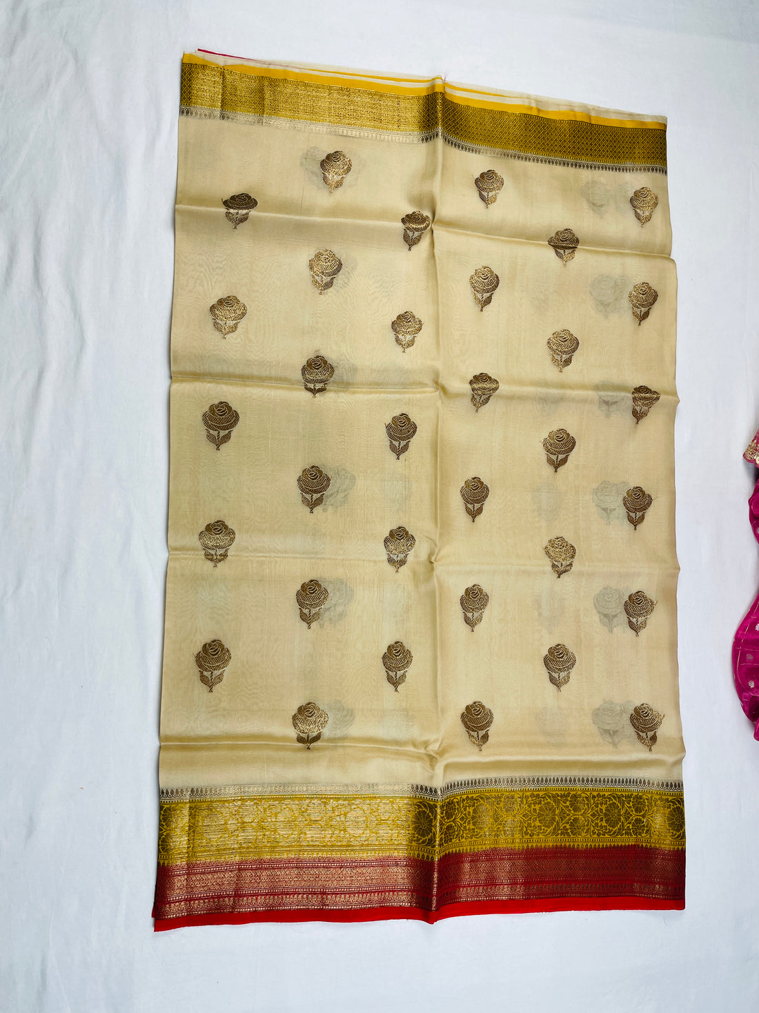 ✨ Pure Handloom Kora Silk 3D Saree ✨
A timeless blend of elegance, tradition & luxury 💚🌿