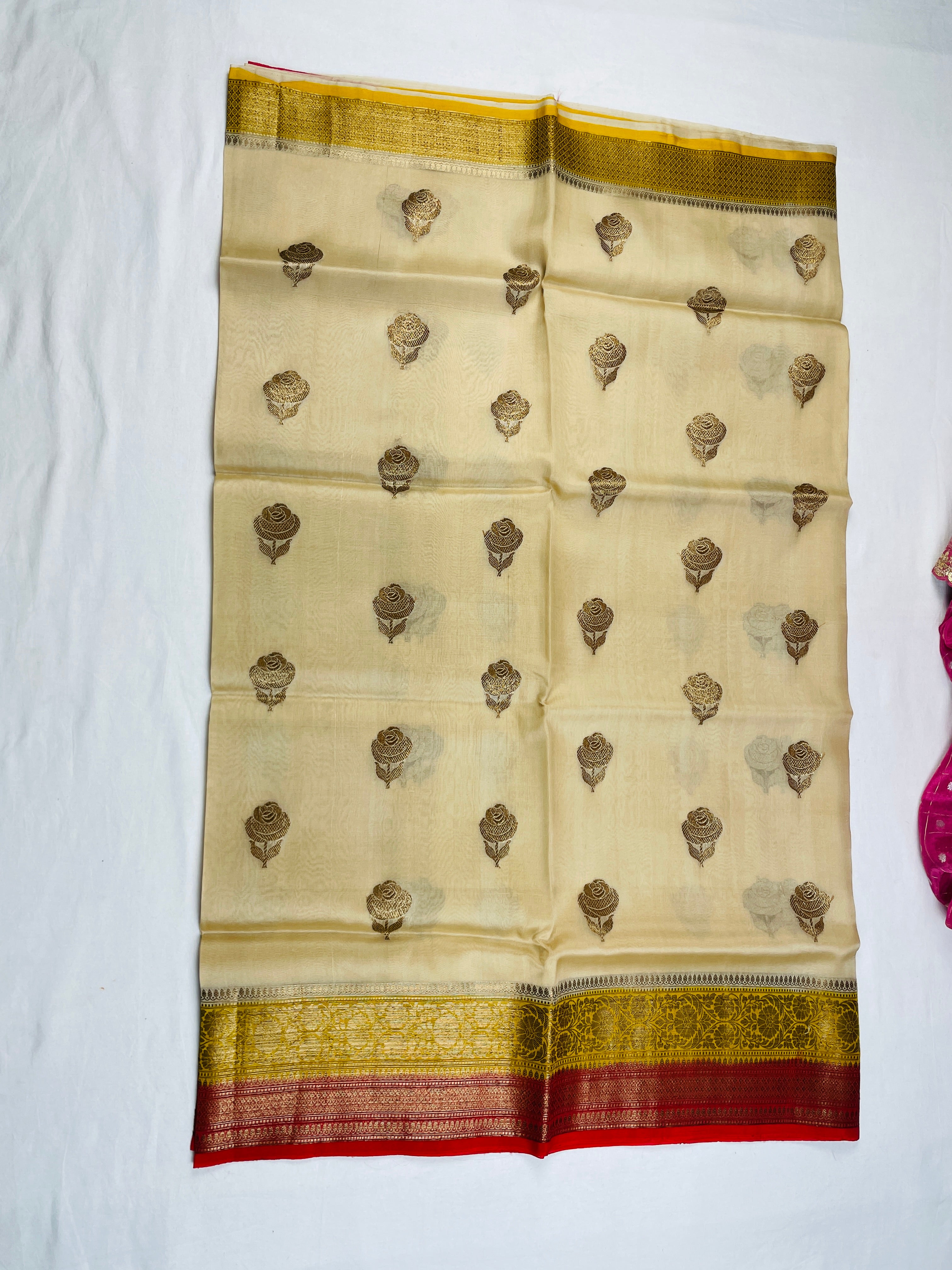 ✨ Pure Handloom Kora Silk 3D Saree ✨
A timeless blend of elegance, tradition & luxury 💚🌿