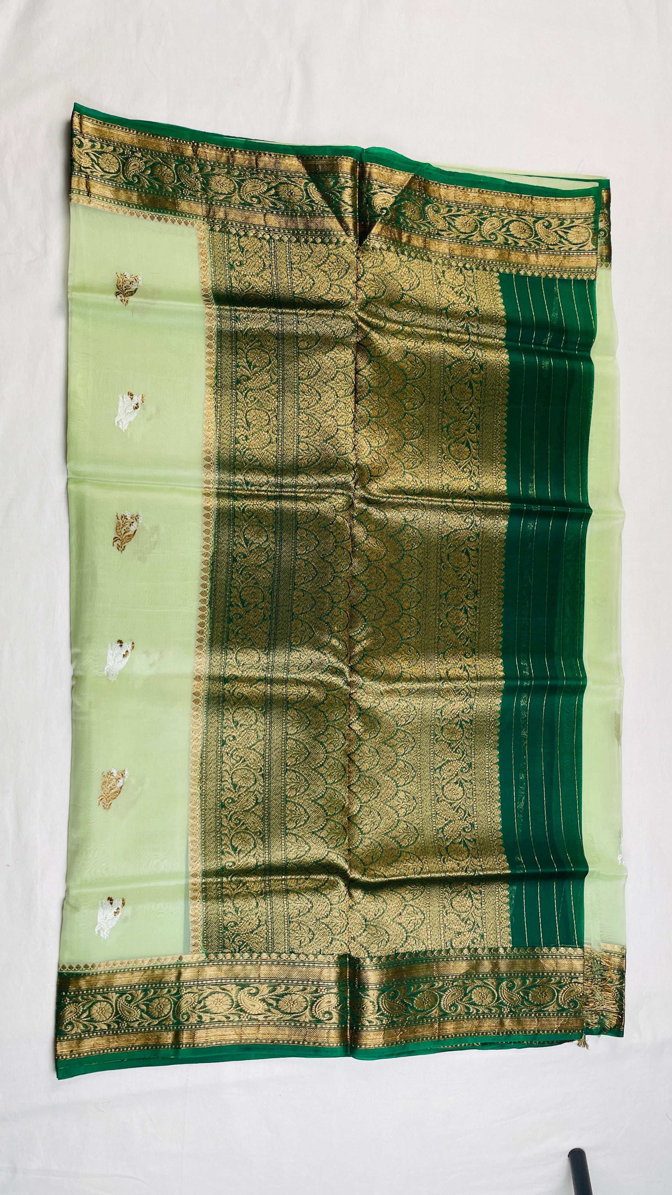 ✨ Pure Handloom Kora Silk Saree ✨
A timeless blend of elegance, tradition & luxury 💚🌿