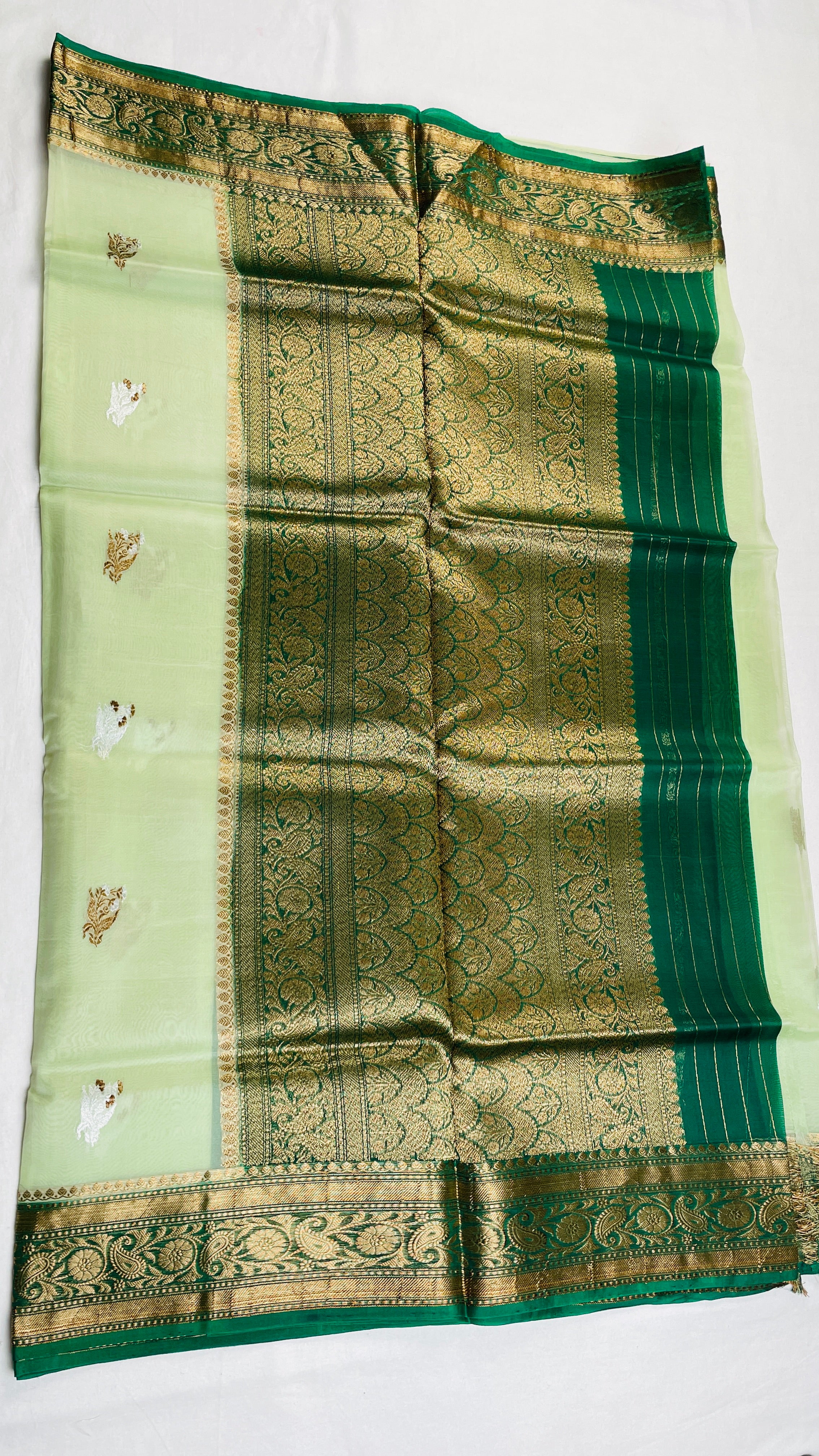 ✨ Pure Handloom Kora Silk Saree ✨
A timeless blend of elegance, tradition & luxury 💚🌿