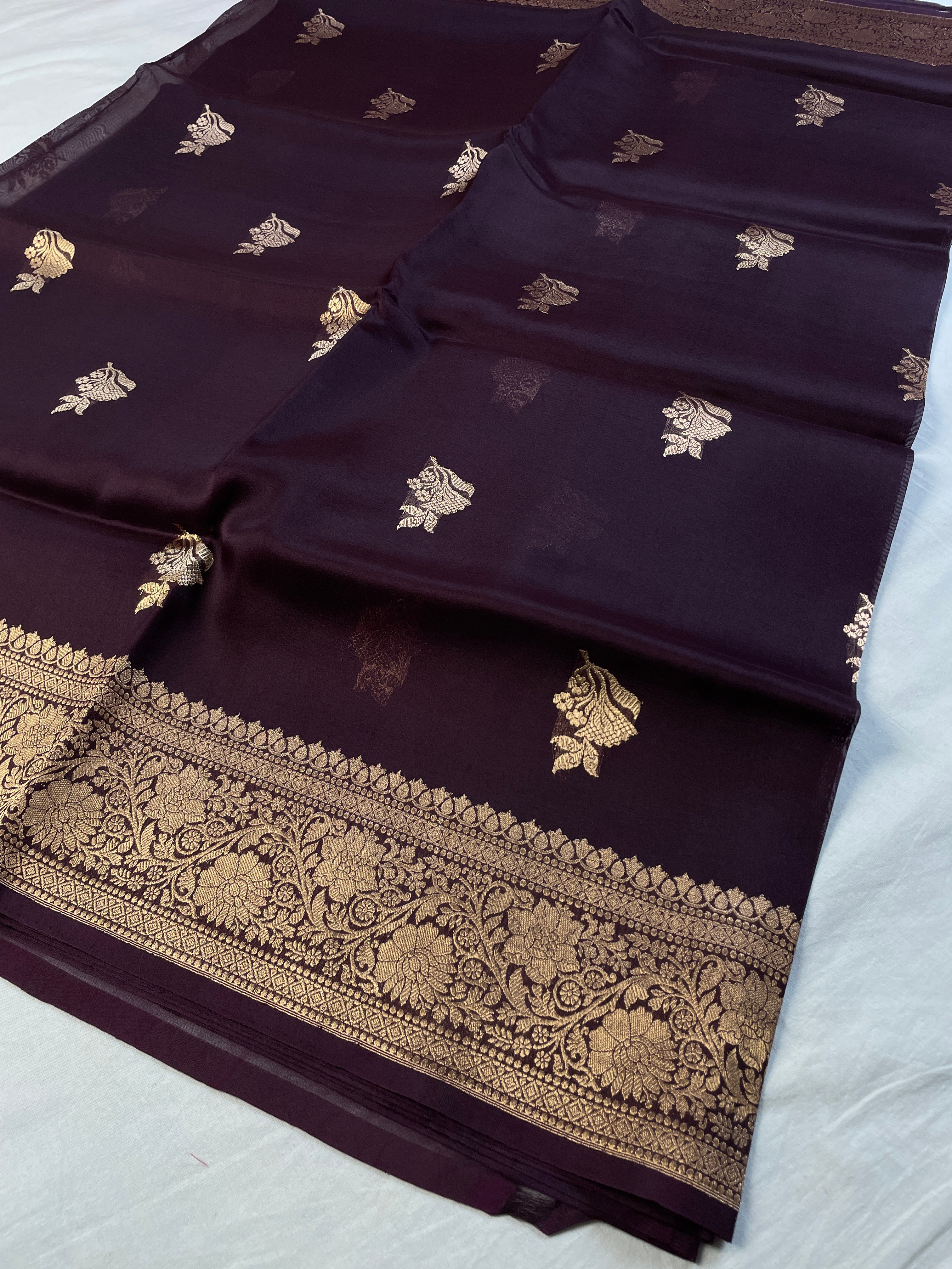 ✨ Pure Handloom Kora Silk Brown Saree ✨
A timeless blend of elegance, tradition & luxury 💚🌿