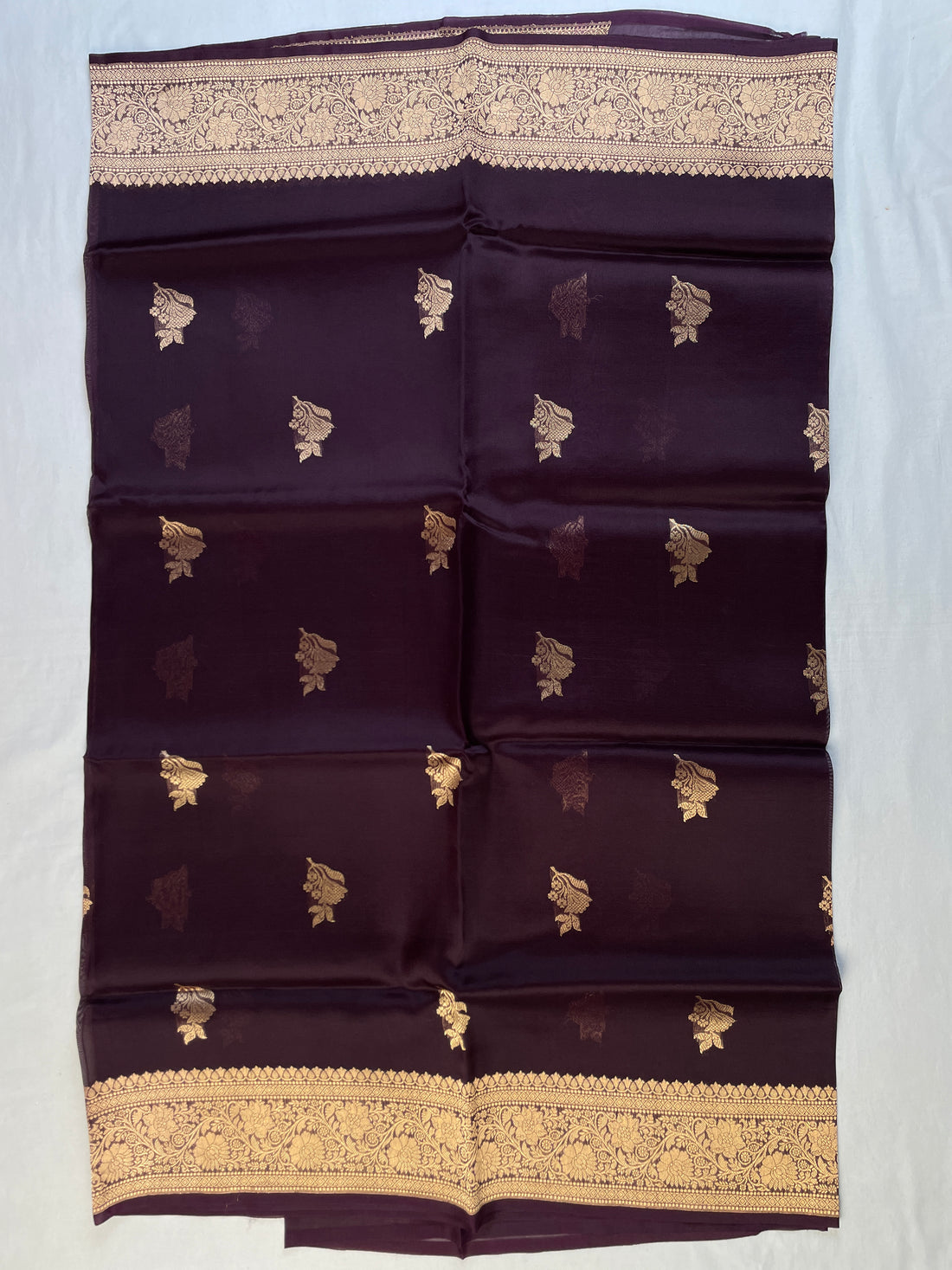 ✨ Pure Handloom Kora Silk Brown Saree ✨
A timeless blend of elegance, tradition & luxury 💚🌿
