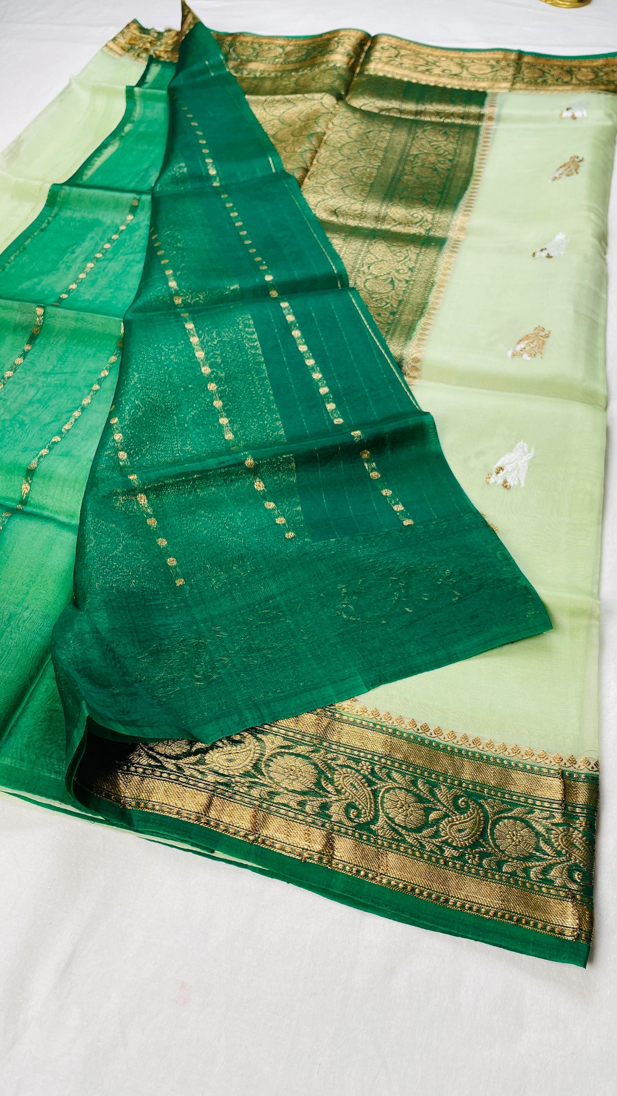 ✨ Pure Handloom Kora Silk Saree ✨
A timeless blend of elegance, tradition & luxury 💚🌿