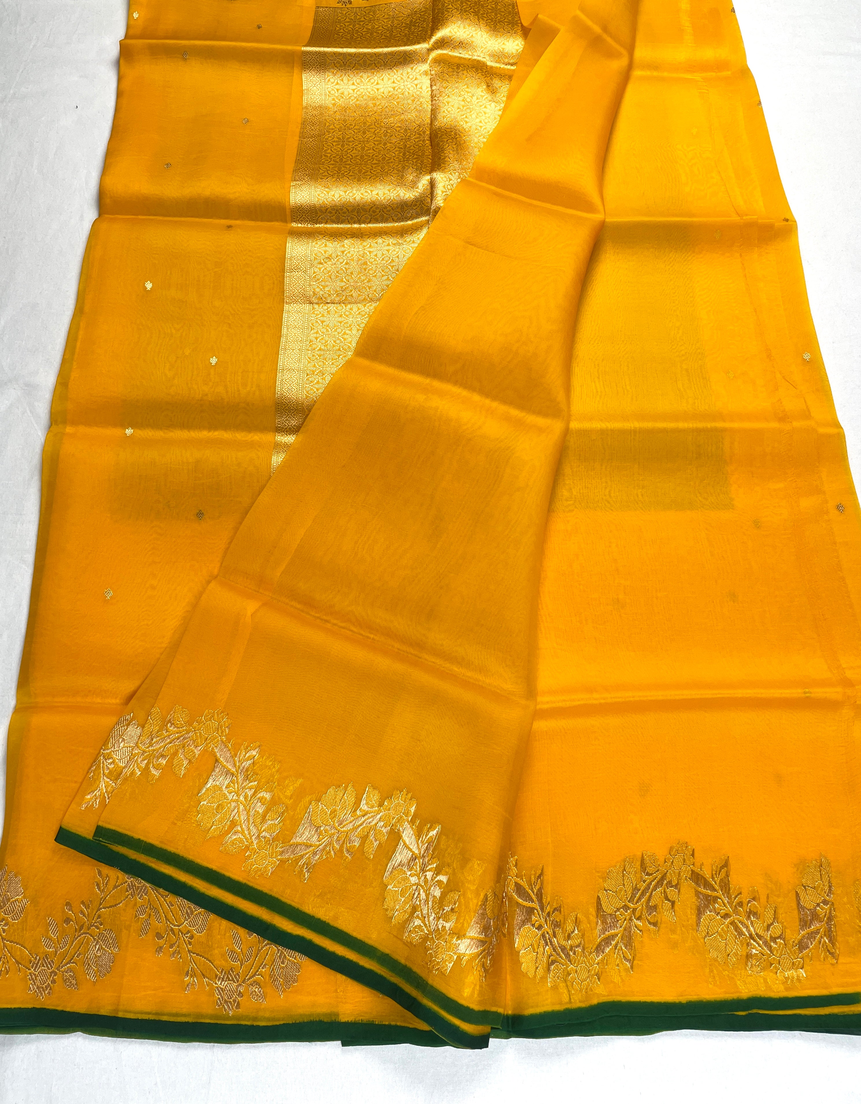 ✨ Pure Handloom Kora Silk Yellow Saree ✨
A timeless blend of elegance, tradition & luxury 💚🌿