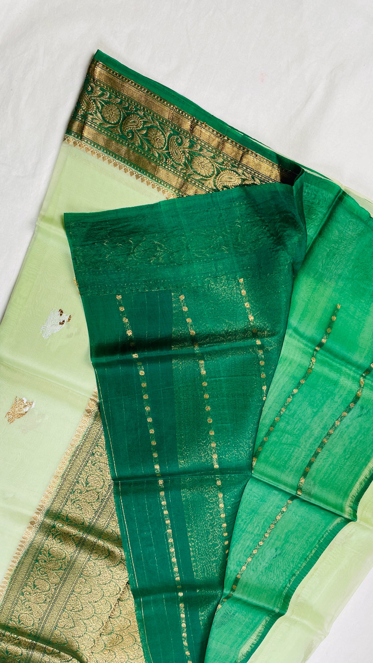 ✨ Pure Handloom Kora Silk Saree ✨
A timeless blend of elegance, tradition & luxury 💚🌿