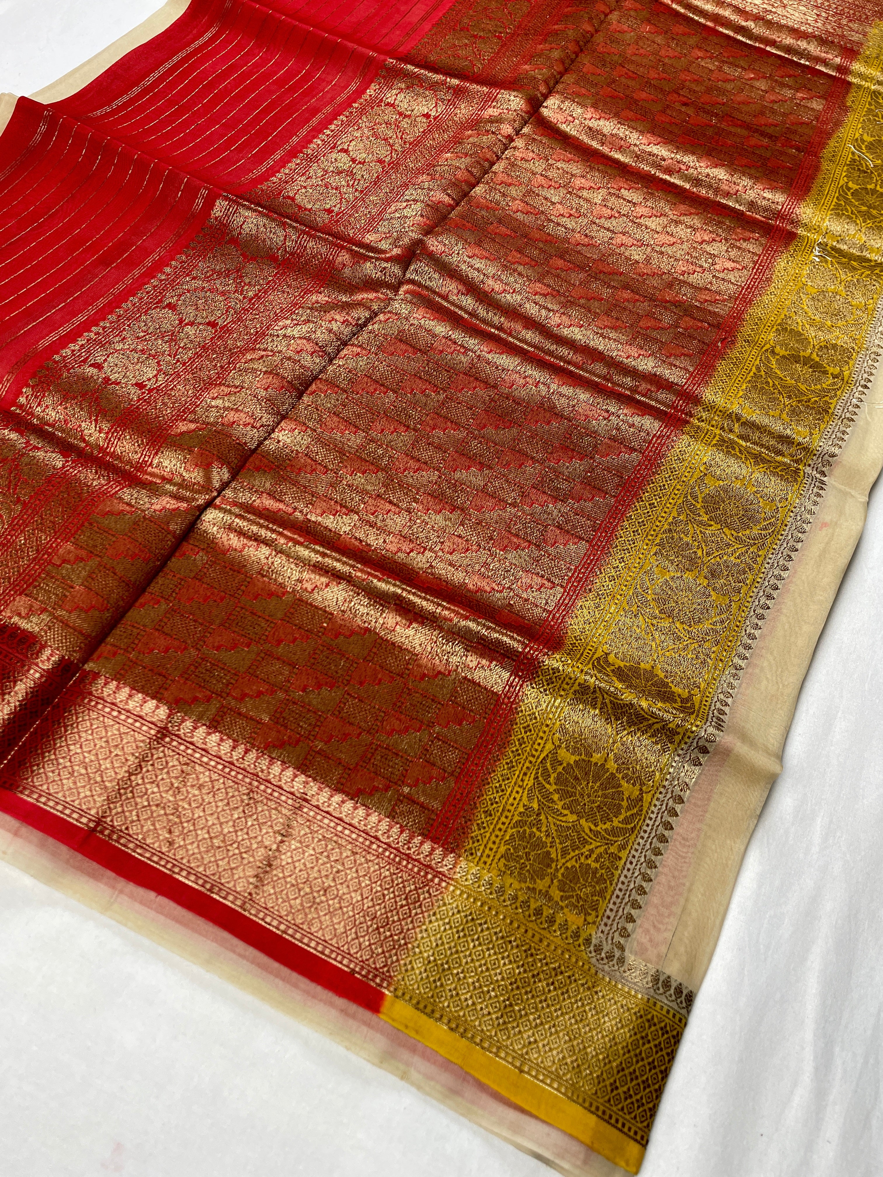 ✨ Pure Handloom Kora Silk 3D Saree ✨
A timeless blend of elegance, tradition & luxury 💚🌿
