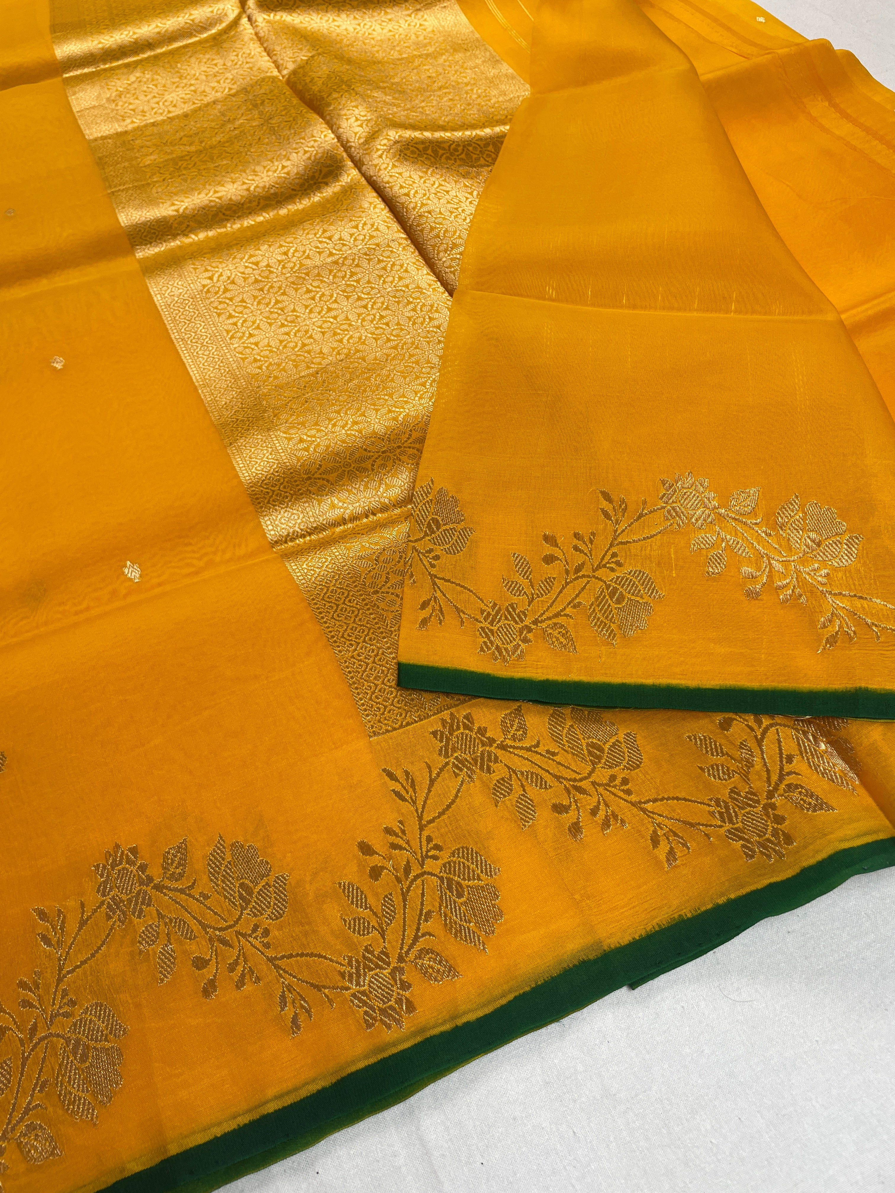 ✨ Pure Handloom Kora Silk Yellow Saree ✨
A timeless blend of elegance, tradition & luxury 💚🌿