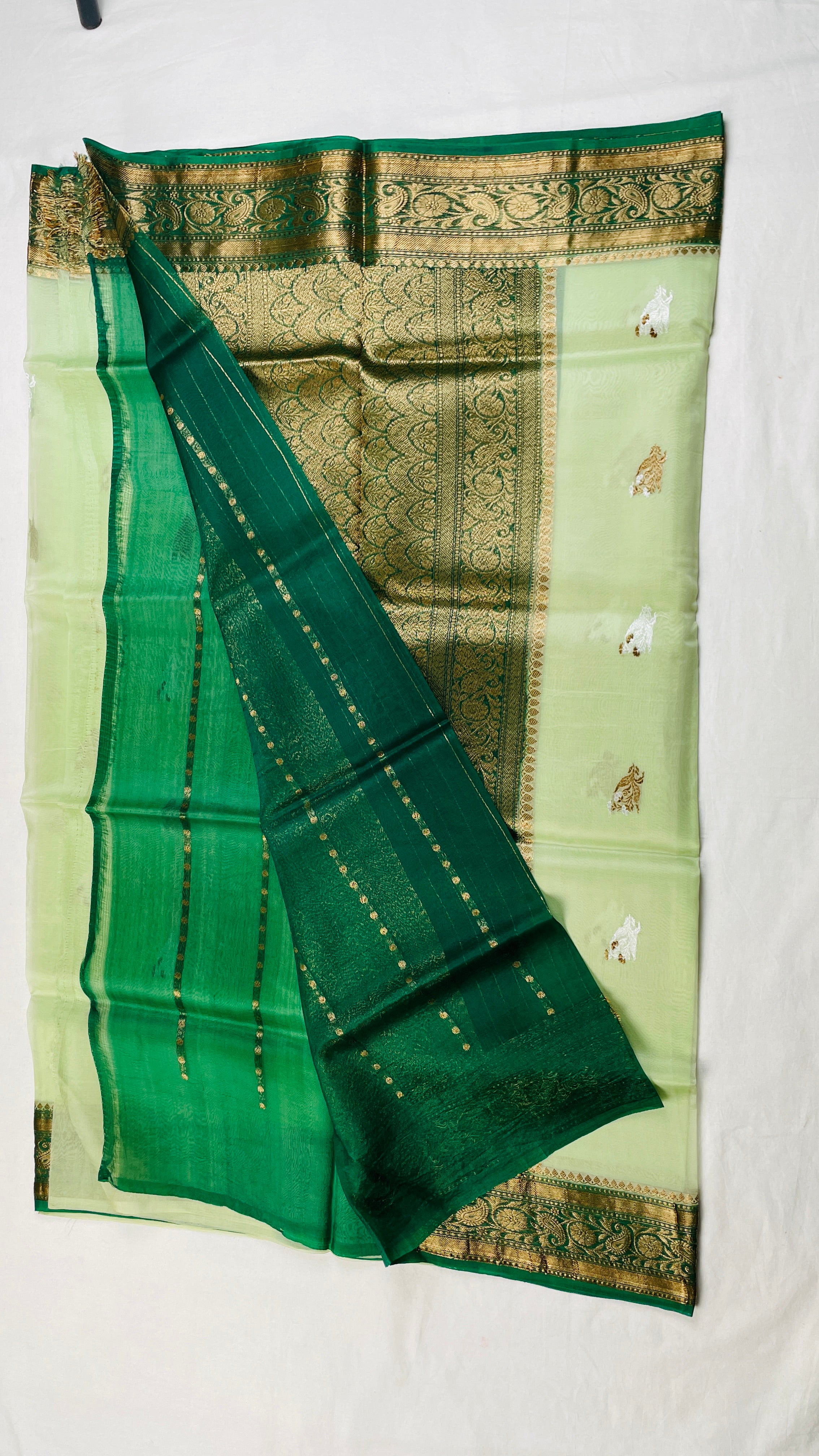 ✨ Pure Handloom Kora Silk Saree ✨
A timeless blend of elegance, tradition & luxury 💚🌿