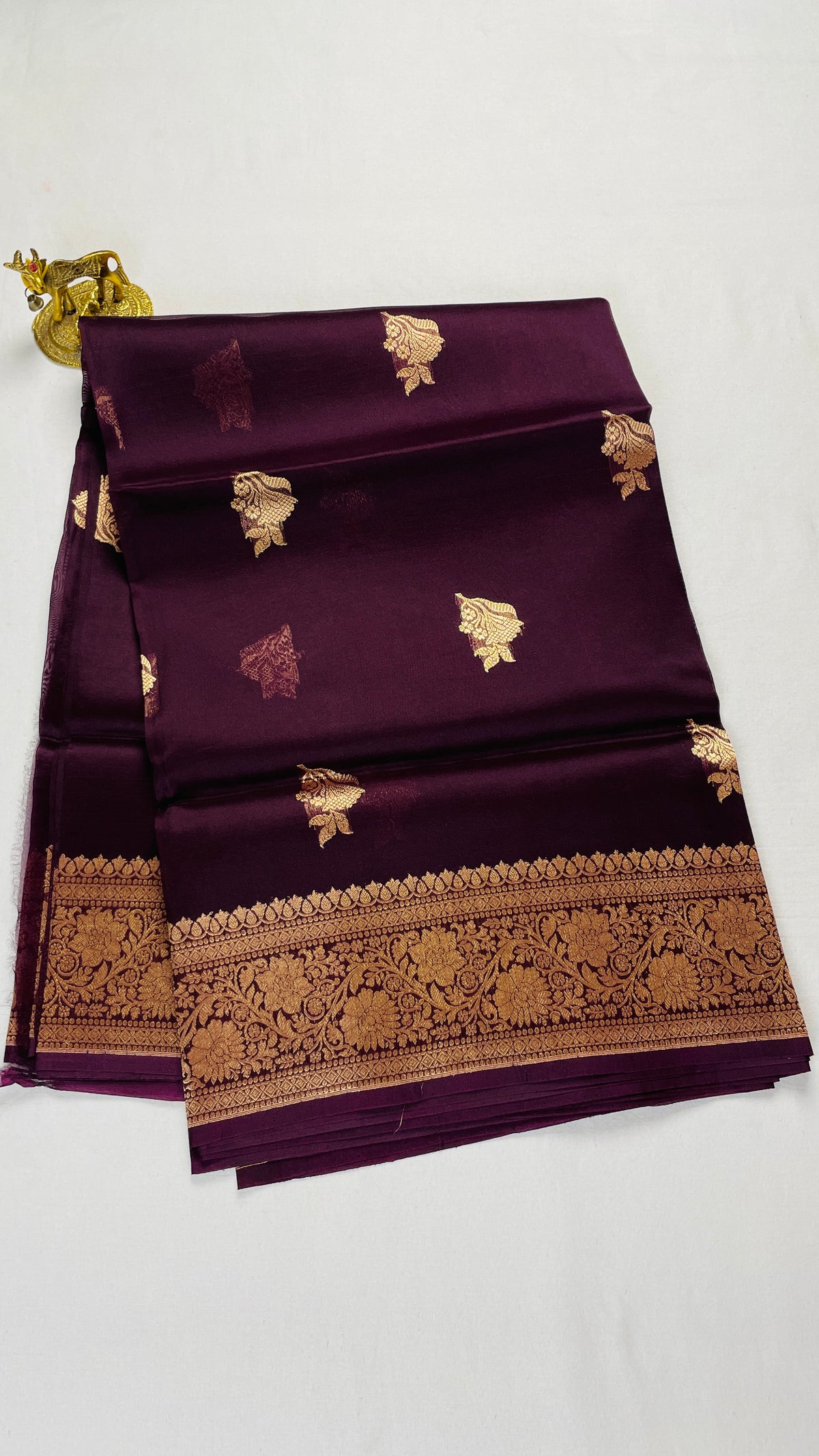 ✨ Pure Handloom Kora Silk Brown Saree ✨
A timeless blend of elegance, tradition & luxury 💚🌿