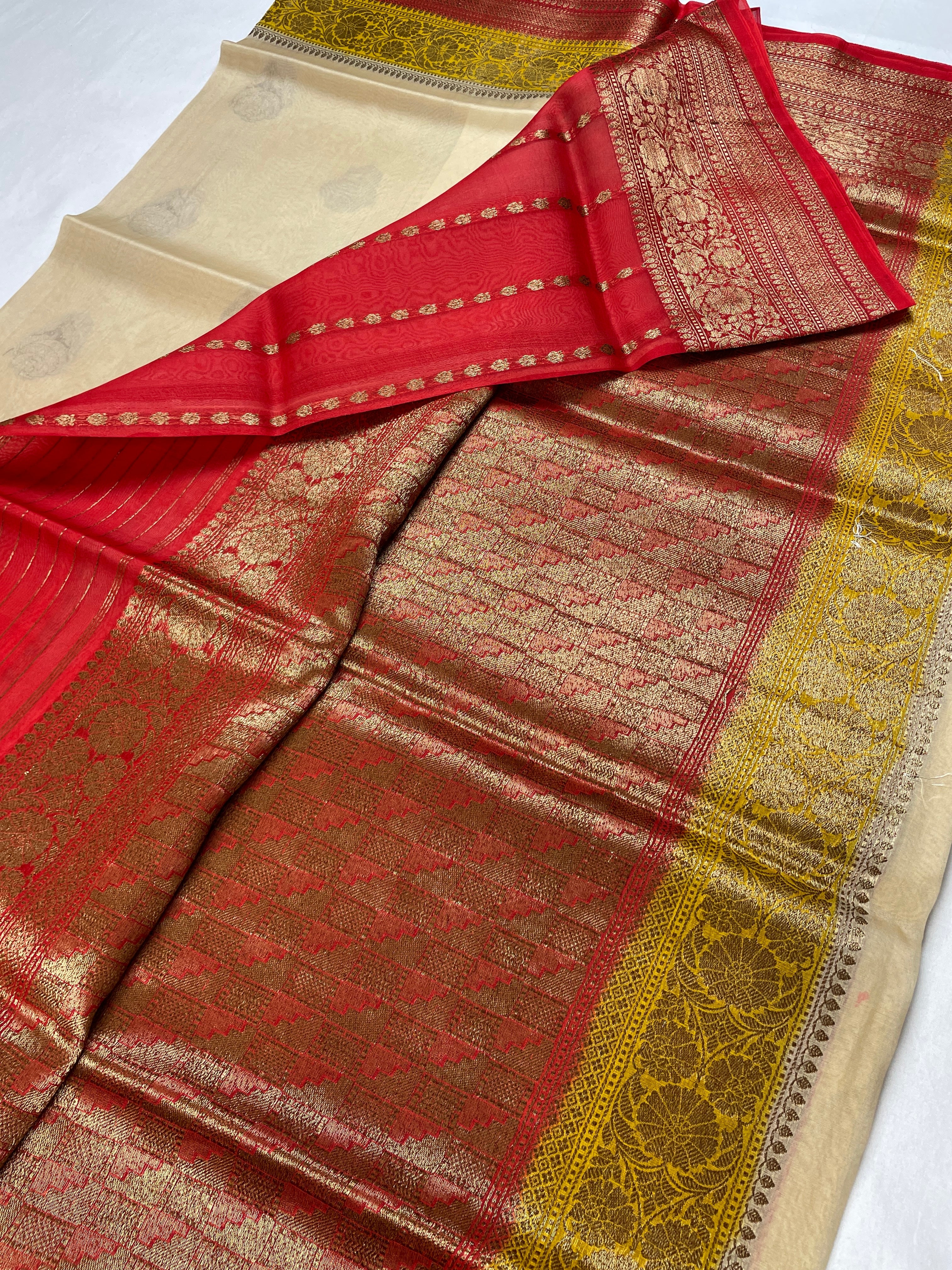 ✨ Pure Handloom Kora Silk 3D Saree ✨
A timeless blend of elegance, tradition & luxury 💚🌿