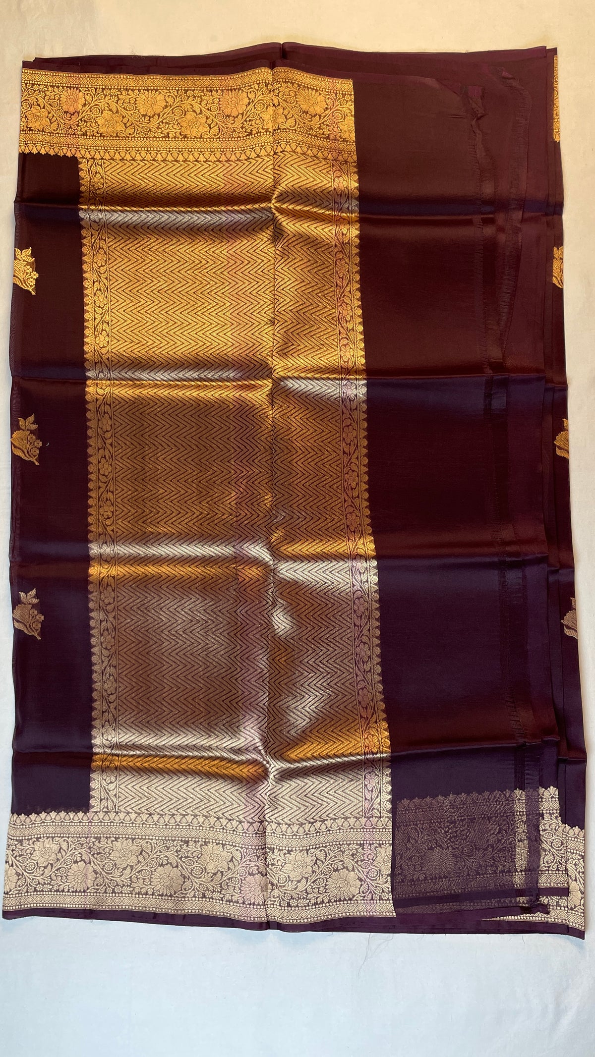 ✨ Pure Handloom Kora Silk Brown Saree ✨
A timeless blend of elegance, tradition & luxury 💚🌿