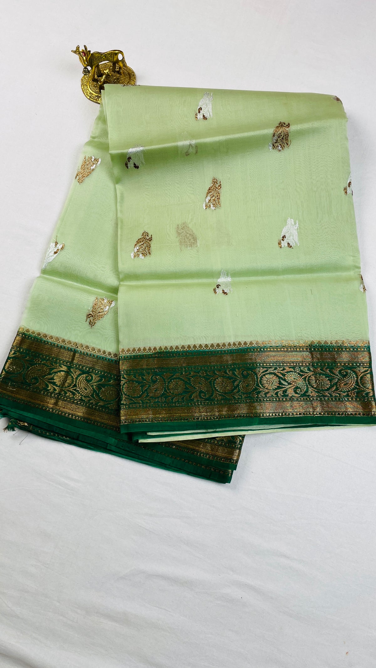 ✨ Pure Handloom Kora Silk Saree ✨
A timeless blend of elegance, tradition & luxury 💚🌿