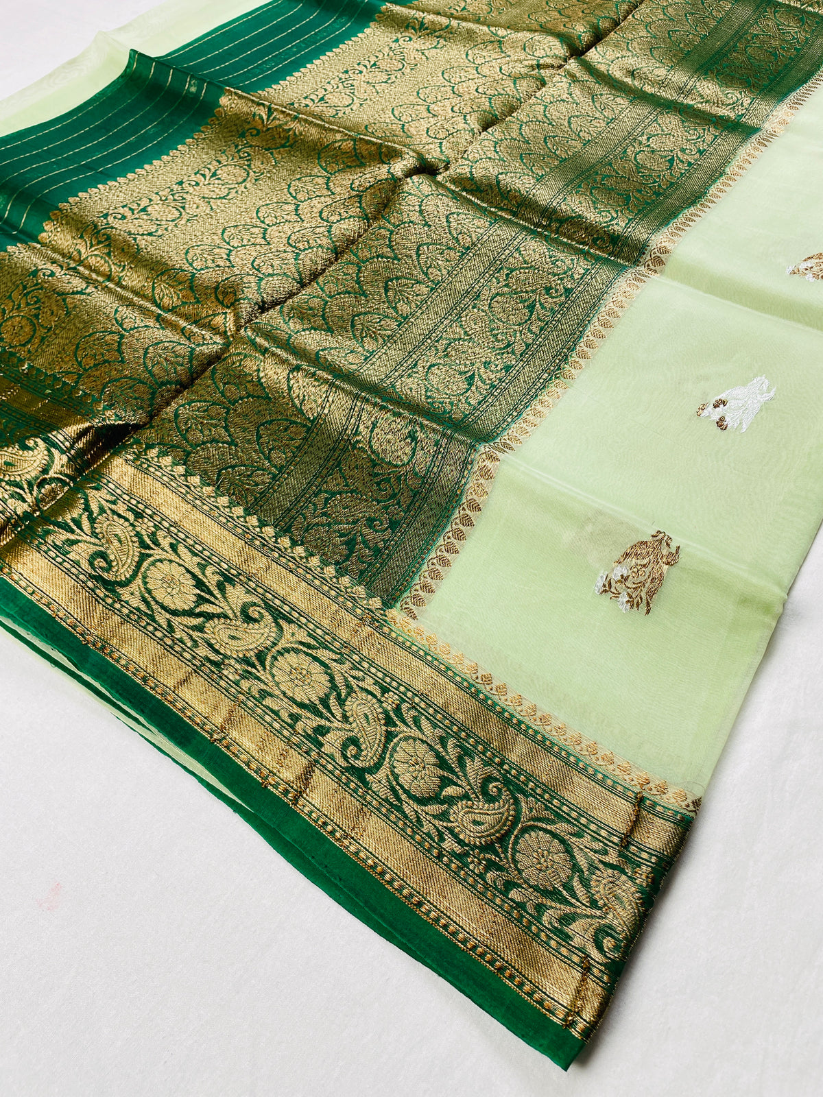 ✨ Pure Handloom Kora Silk Saree ✨
A timeless blend of elegance, tradition & luxury 💚🌿