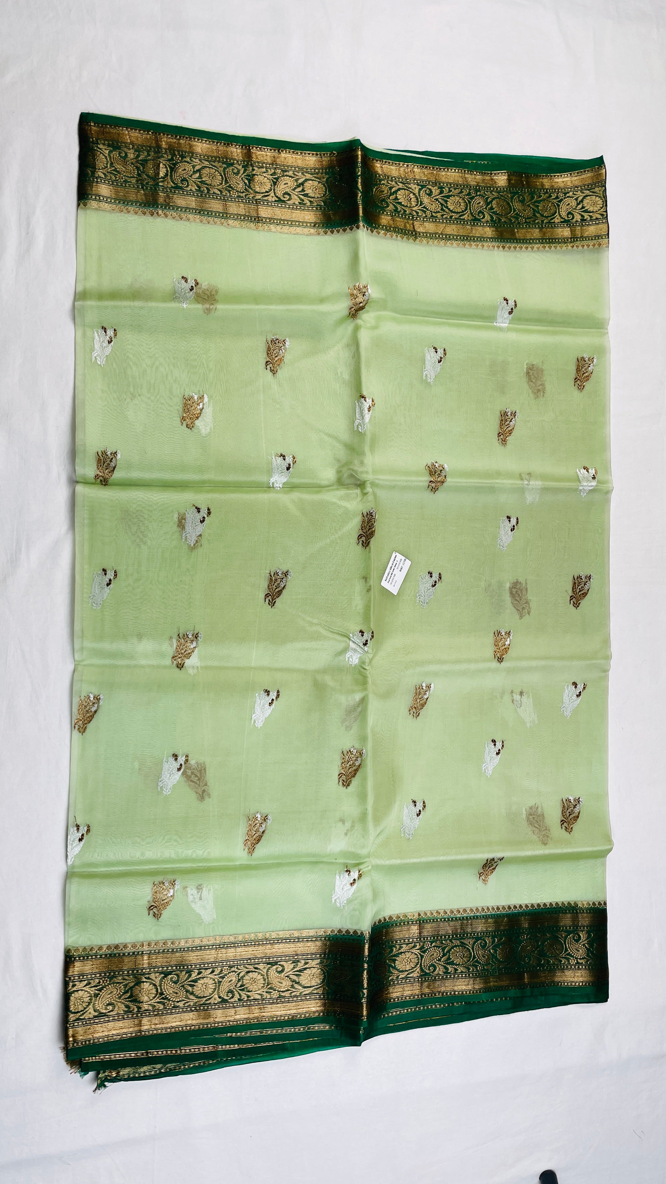 ✨ Pure Handloom Kora Silk Saree ✨
A timeless blend of elegance, tradition & luxury 💚🌿