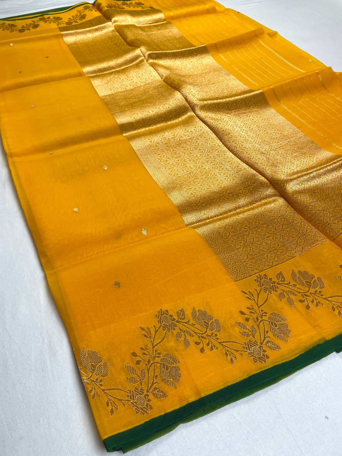 ✨ Pure Handloom Kora Silk Yellow Saree ✨
A timeless blend of elegance, tradition & luxury 💚🌿