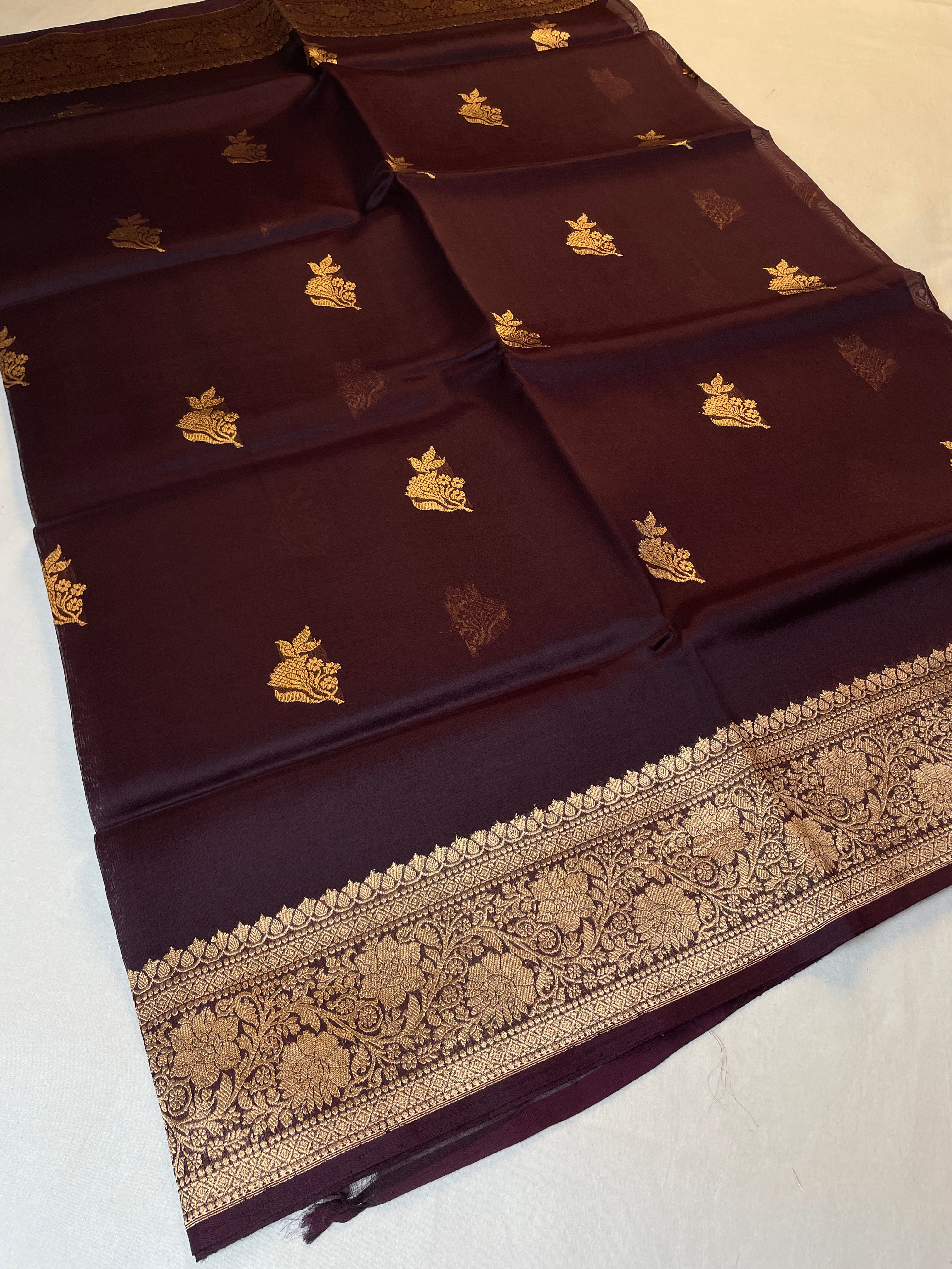 ✨ Pure Handloom Kora Silk Brown Saree ✨
A timeless blend of elegance, tradition & luxury 💚🌿