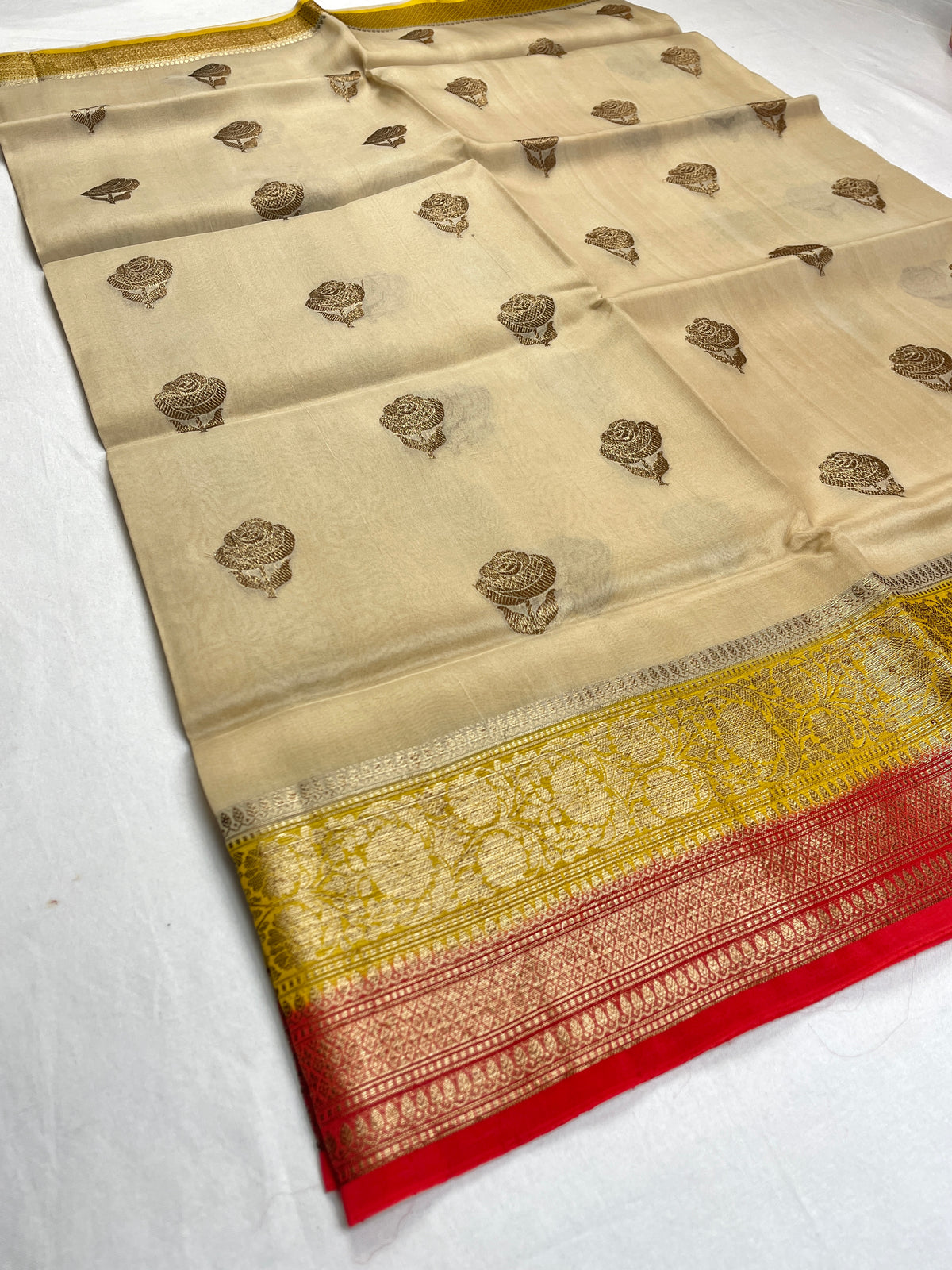 ✨ Pure Handloom Kora Silk 3D Saree ✨
A timeless blend of elegance, tradition & luxury 💚🌿