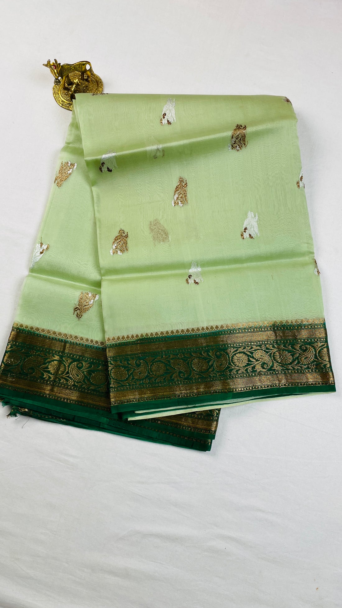 ✨ Pure Handloom Kora Silk Saree ✨
A timeless blend of elegance, tradition & luxury 💚🌿